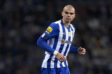 Nog lang niet uitgevoetbald: Pepe (40) verlengt contract bij FC Porto