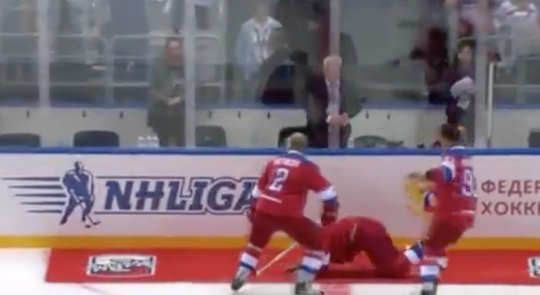 LOL! Putin scoort 8 keer, maar gaat wel op z'n snufferd in jaarlijks ijshockeyduel (video)