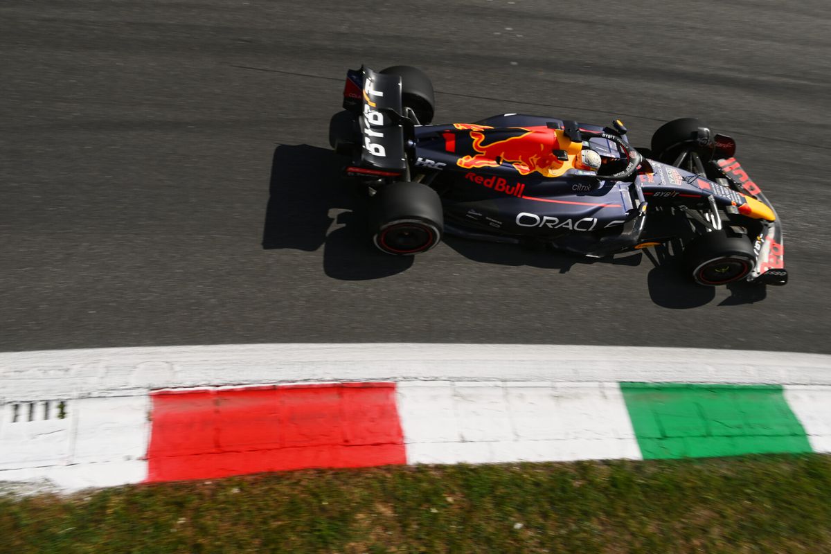 Max Verstappen gehinderd door Norris tijdens 1e vrije training Monza, Leclerc de snelste