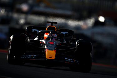 Start Verenigde Staten: Verstappen pakt direct P1; Sainz kan niet verder na tikje Russell