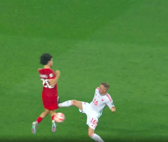 🎥 | Gemist? Wales-speler krijgt ex-NEC'er Kadioglu neer met keiharde karatetrap