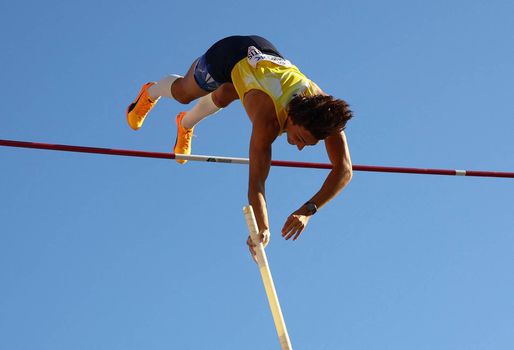 🎥 | 'Mondo' Duplantis springt met polsstok naar goud met wereldrecord: 6,21 meter