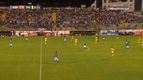 Napoli-verdediger scoort vanaf eigen helft in oefenpotje (video)