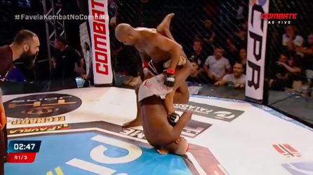 🎥 | Braziliaanse MMA-vechter laat opponent aftikken na DEZE keiharde knieklem