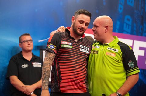 Michael van Gerwen grapt en grolt na winst op Cullen: 'Kan niet veel slechter, zit meer in de tank'