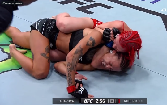 🎥​ | Scheids moet brute Rear Naked Choke op Agapova afbreken omdat ze weigert af te tikken