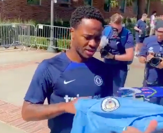 🎥 | Chelsea-aanwinst Raheem Sterling weigert krabbel te zetten op Man City-shirt