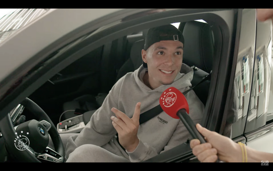 🎥 | Ajax-selectie shopt bij nieuwe sponsor een paar dikke BMW's: 'Ze noemen me ook wel Lewis Hamilton'