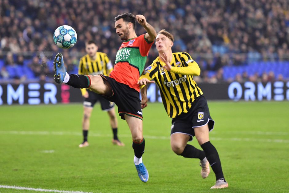 Vitesse kan met man meer op eigen veld niet winnen van NEC in Gelderse derby