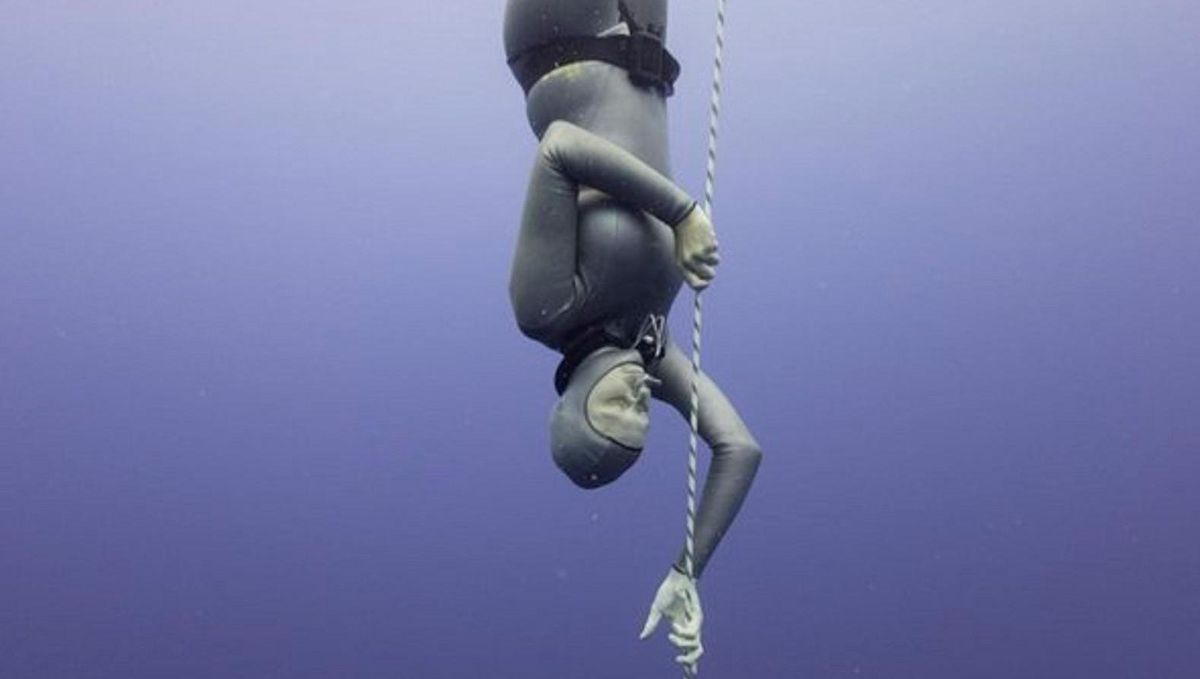 Nederlandse pakt wereldrecord door 92 meter diep te duiken zonder hulp (video)