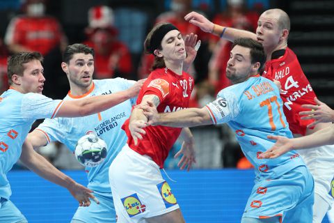 Door corona geplaagde handballers zijn kansloos tegen wereldkampioen Denemarken