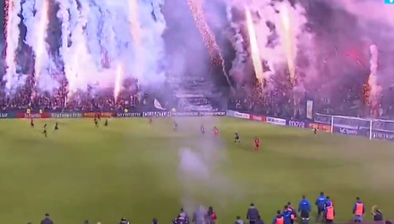 🎥 | Bukken! Vuurwerk vliegt in het rond terwijl wedstrijd nog bezig is in Argentijnse 2e divisie