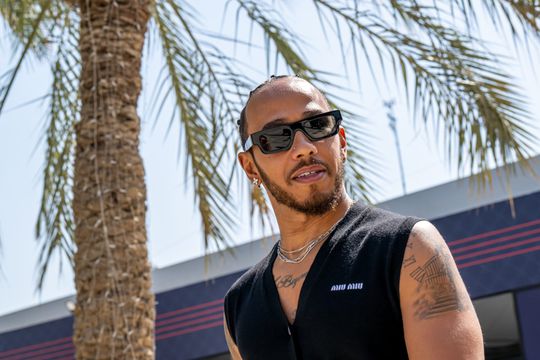 📸 | Lewis Hamilton mag met regenbooghelm rijden ondanks nieuwe regels van FIA