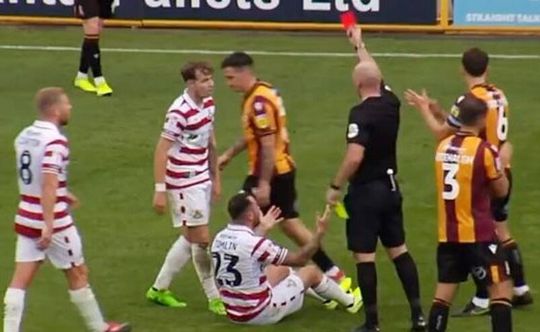 🎥 | Speler uit de League Two pakt merkwaardigste rode kaart ever