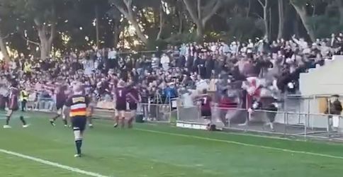 😲🎥 | Handvol rugbyfans valt van tribune tijdens wedstrijd
