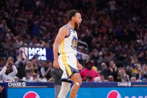 Aan de hand van Steph Curry winnen de Warriors van Miami Heat