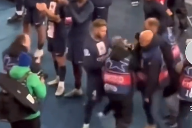 🎥 | WTF? Sergio Ramos duwt na Bayern-thuis 2 fotografen aan de kant