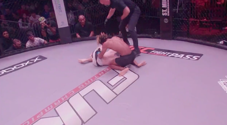 🎥 | MMA-vechter Curtis Hill komt terug uit onmogelijke positie en wint partij