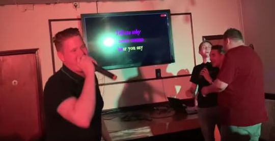 🎥​ | 🎵I want it that way🎵 Nederlandse WDF-darters gaan los in karaokebar