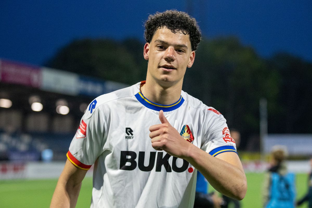 📸 | Man zit vanwege vrijgezellenfeest hele wedstrijd in leeuwenpak bij Telstar