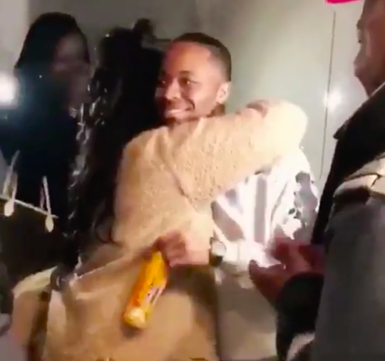 City-ster Sterling geeft zus Kima-Lee dikke woning cadeau voor 27ste verjaardag (video)