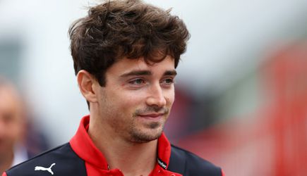 Charles Leclerc is de kwalificatieboss van Baku, Nyck de Vries crasht tegen muur