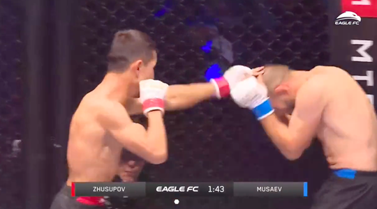 🎥 | TKO! Vurige Kazachse MMA-kunstenaar Zhusupov verslaat wankelende Musaev