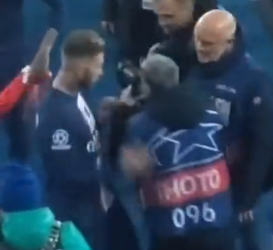 Duitse fotograaf boos op duwende Sergio Ramos: 'Ik schrok er van'