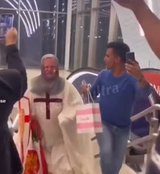 🎥​ | Als christelijke kruisvaarders verklede Engelse fans worden aangehouden in Qatar