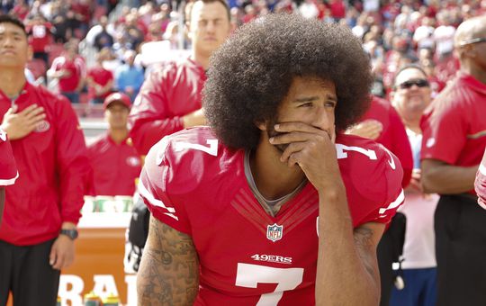 Exact 3 jaar geleden: Kaepernick knielt tijdens volkslied uit protest tegen politiegeweld en racisme