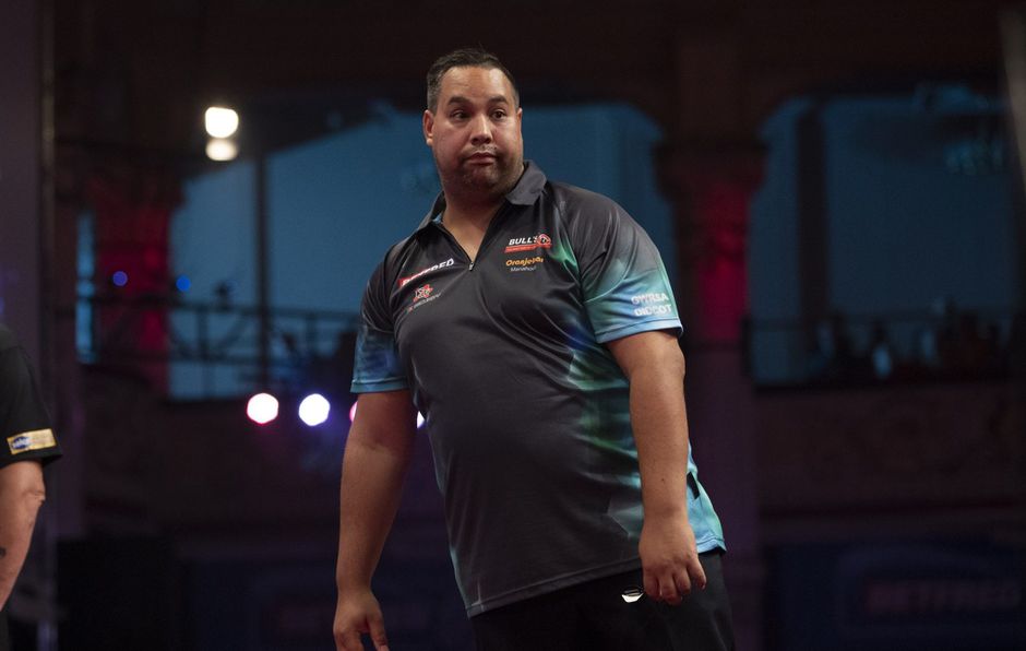 Jermaine Wattimena laat zich afleiden door Suljovic en verliest meteen dik