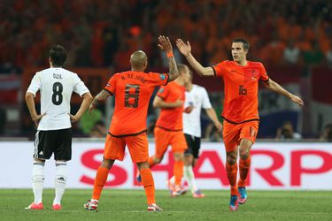 Van Persie, De Jong en Afellay eregast bij Oranje tegen België: Piet Schrijvers wordt herdacht