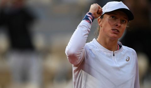 Swiatek begon moeizaam tegen Chinese Qinwen maar walst daarna door richting kwartfinale