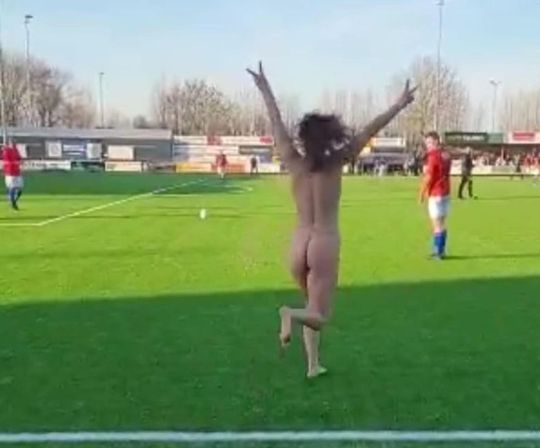 🎥 | Amateurclub Verburch Allstars raakt van streek door naakte vrouwelijke veldbestormer