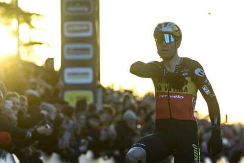 Wout van Aert klopt rivalen Tom Pidcock en Mathieu van der Poel in Diegem