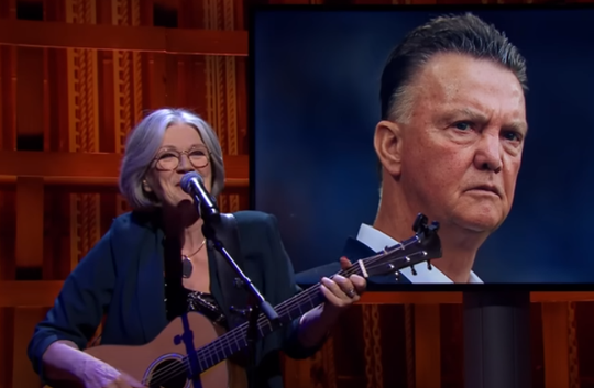 🎥🎶 | Lenny Kuhr zingt geweldige ode aan Louis van Gaal: 'Lang leve De Admiraal!'