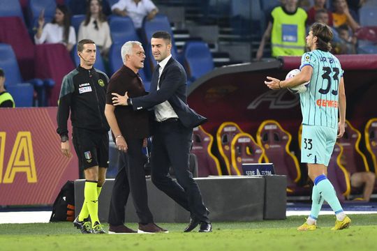 Mourinho adviseert Roma-spelers sneller te vallen: 'Alsof zij het zwembad in duiken'