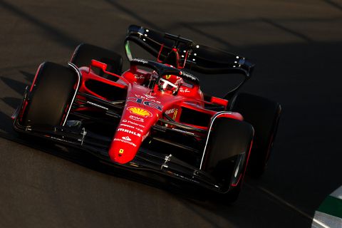 Charles Leclerc wipt in allerlaatste rondje van VT3 over Max Verstappen heen