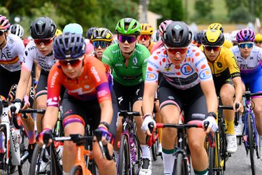 🎥​ | Duikvluchten en crashes! Valpartijen zorgen voor chaos in 2e rit Tour de France Femmes