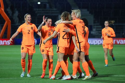 Oranje Leeuwinnen verslaan Denemarken in oefenpotje in Zwolle