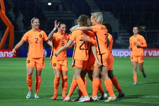 Oranje Leeuwinnen verslaan Denemarken in oefenpotje in Zwolle