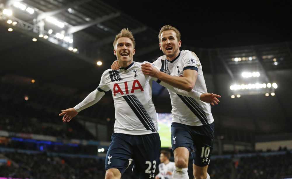 Eriksen en Welbeck maken titelstrijd in Engeland weer spannend