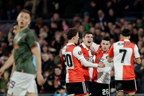 Feyenoord geeft Shakhtar voetballes in De Kuip met 7-klapper: op naar de kwartfinale