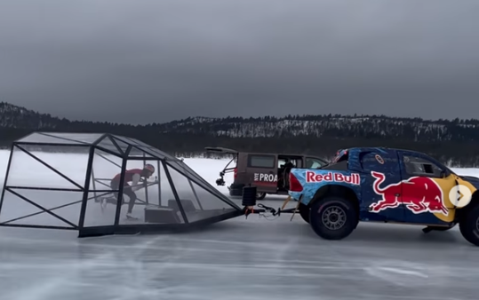 🎥 | Bekijk hier hoe Kjeld Nuis op het ijs naar een nieuw wereldrecord vlamt