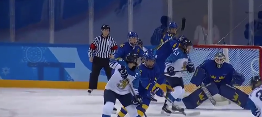 Finse ijshockeyster scoort met het hoofd in Pyeongchang (video)