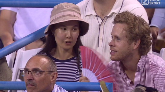 🎥 | Geen 'love' bij tennisfans: vrouw wijst man naast haar keihard af
