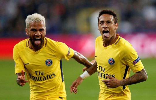 Braziliaanse bondsoach ontneemt Neymar aanvoerdersband en maakt Dani Alves captain