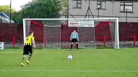 Video: Keeper stopt penalty: of toch niet?