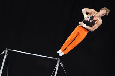 Zonderland zwaait zich naar rekstokfinale bij wereldbekerwedstrijden in Baku