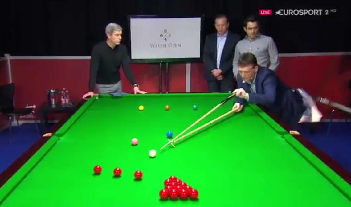 Snookerdemo verstoord door vallende lamp (video)